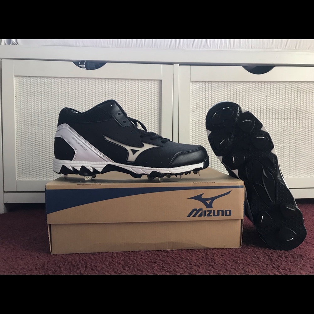 Mizuno baseball cleats - size 10